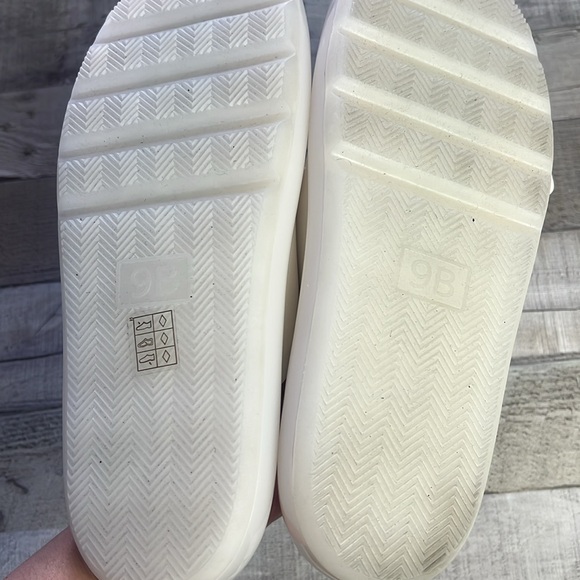 Tory Burch Buckle Bubble Jelly Sandal - Picture 10 of 11